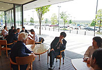 �O���ƈ�̉������i�����̔z�u�B