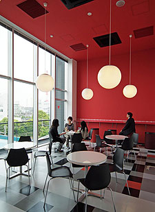 4�K�i�����D�K����4,500mm�̋�ԂŁC���C�񐔂�1���Ԃ�40��D�ʐ^�E���̕Ǎۃh�A������V�N�ȋ�C��������Ă���D